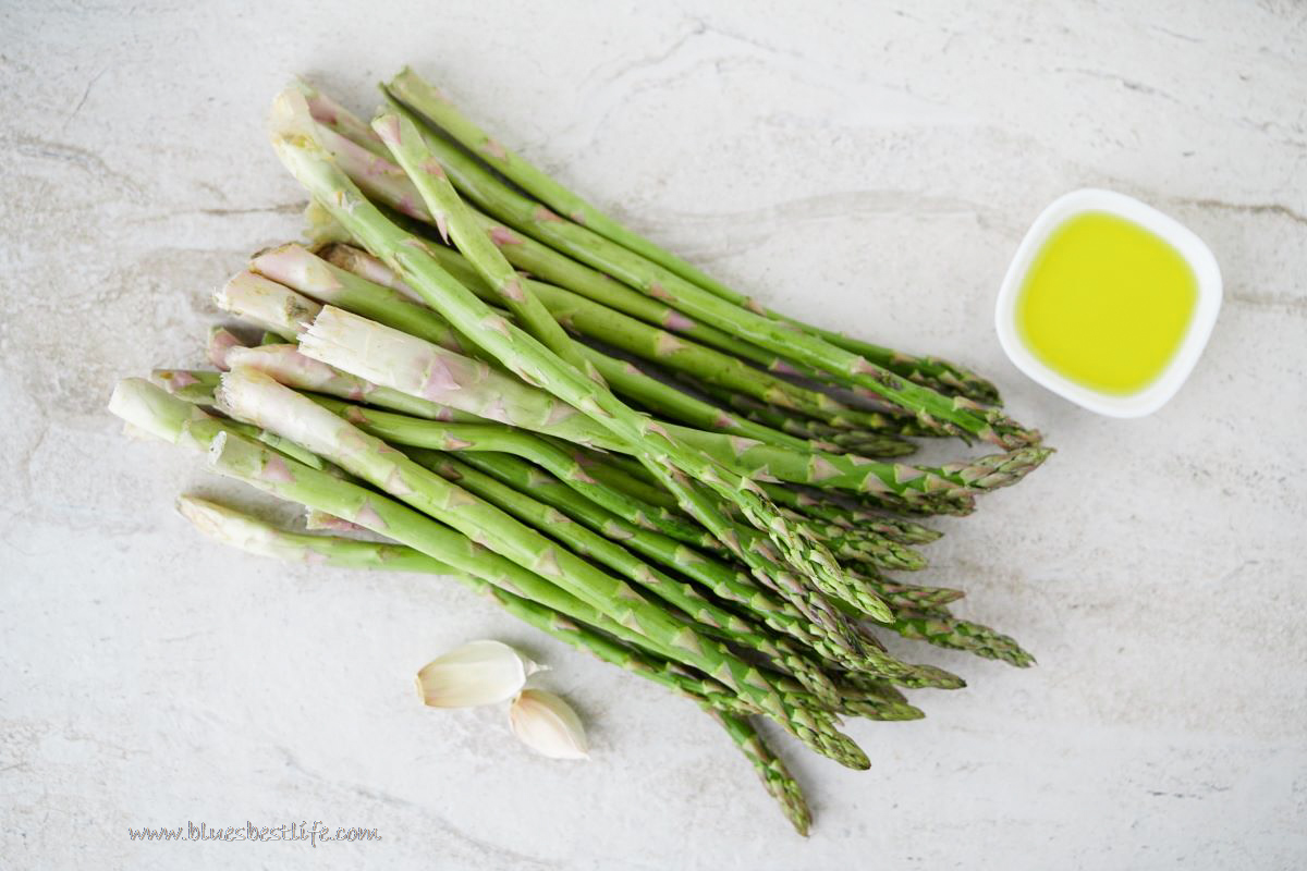 asparagus, garlic and olive oil to make air fryer roasted asparagus 