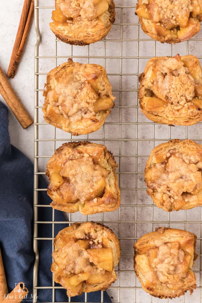 Mini apple pie bites cooling on a wire rack. 