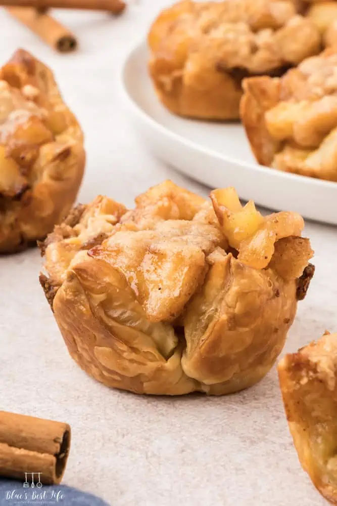 Mini apple pie with puff pastry.