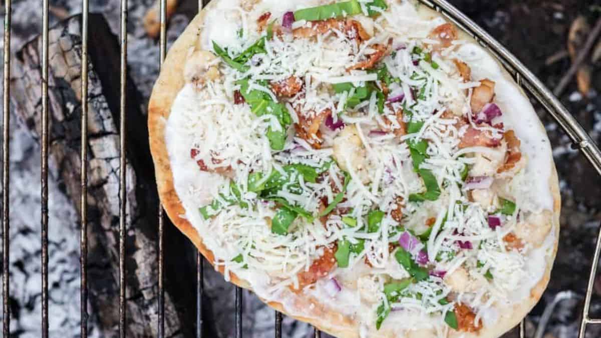 Campfire Pizza &ndash; How to grill pizza!