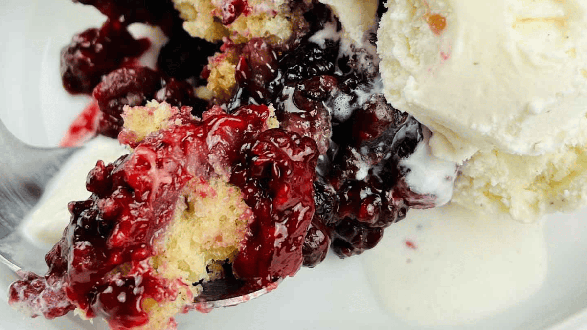 Slow Cooker Berry Cobbler