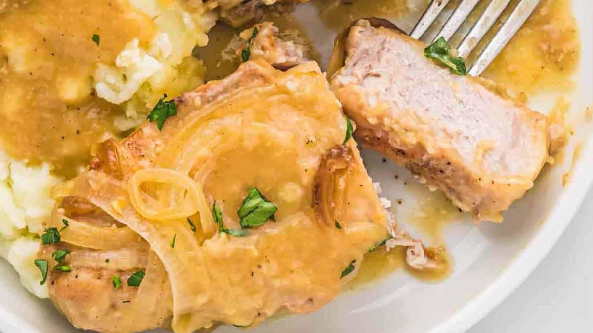 Slow Cooker Pork Chops (With Gravy)