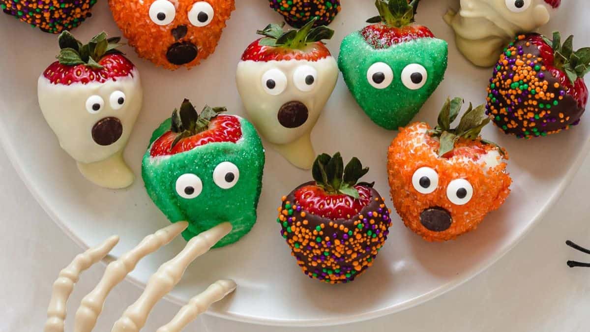 Easy Halloween Chocolate Covered Strawberries