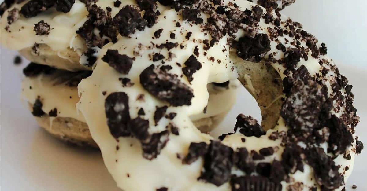 Baked Oreo Donuts With&nbsp;White Chocolate&nbsp;Melts