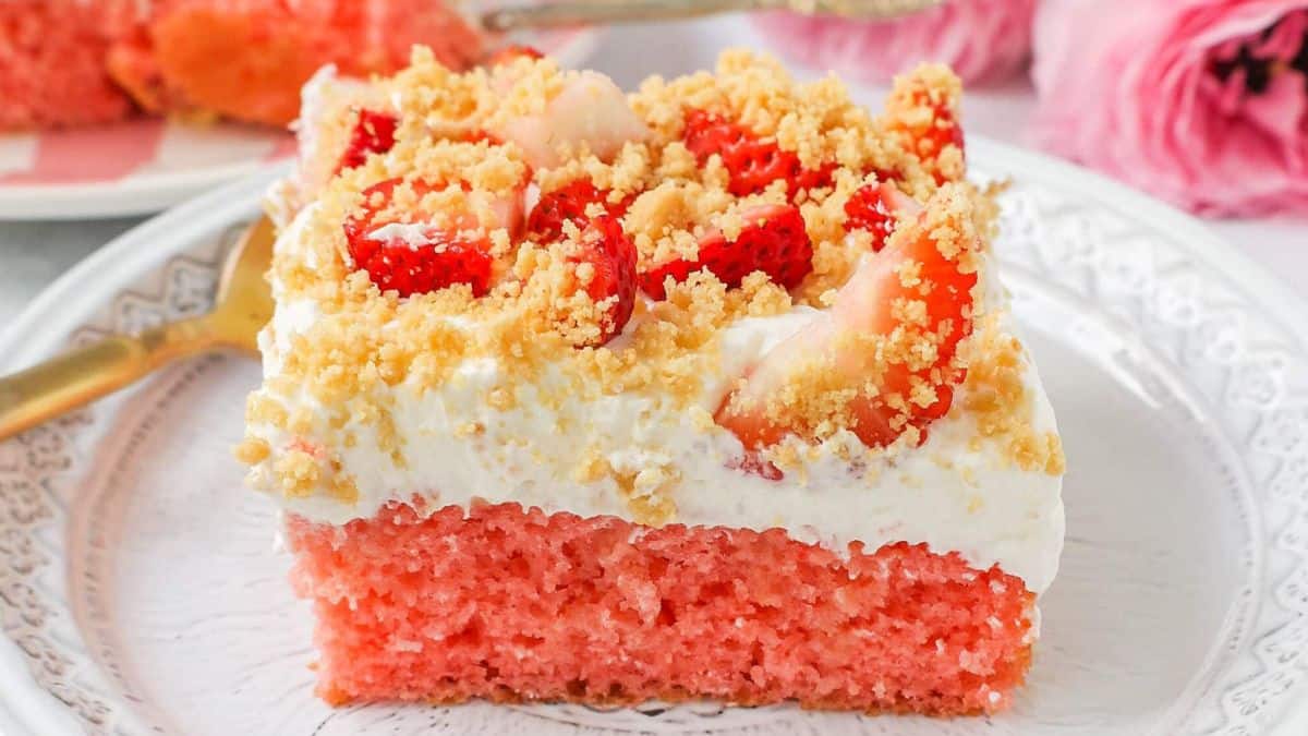 strawberry cream crunch cake