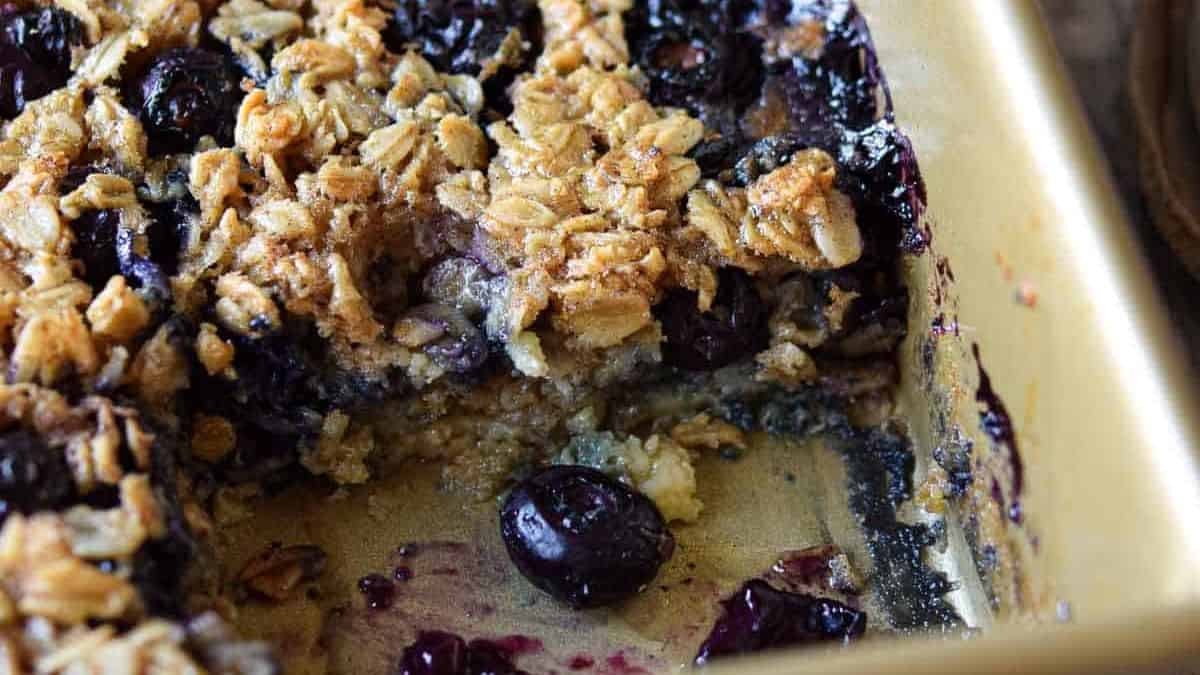 Amish-Style Baked Oatmeal with Blueberries