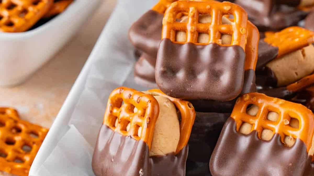 Chocolate Dipped Peanut Butter Pretzel sanwdiched bites