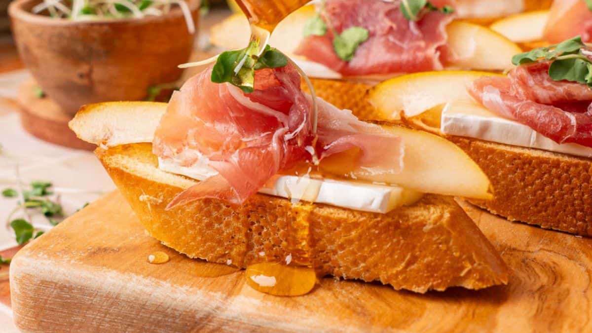 brie crostini with prosciutto