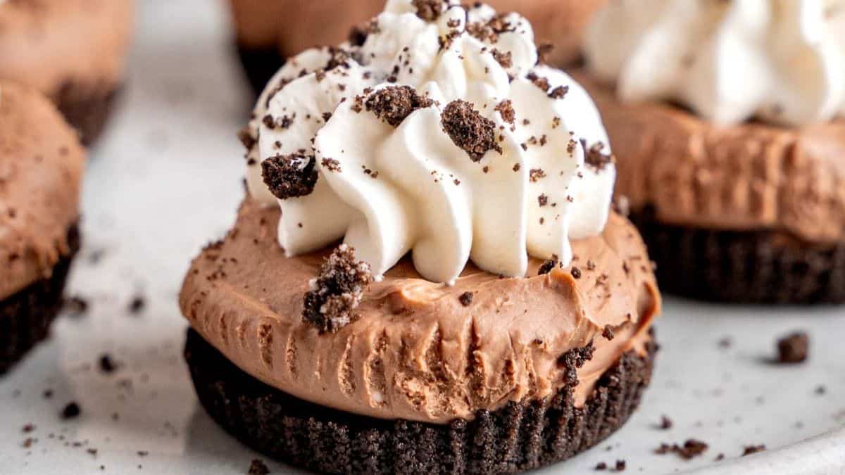 5 Ingredient No-Bake Mini Chocolate Cheesecakes