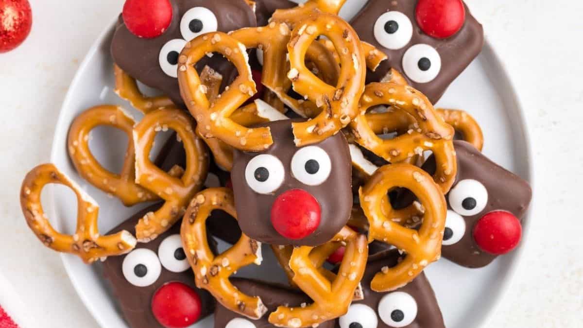 Easy Pretzel Reindeers with Chocolate