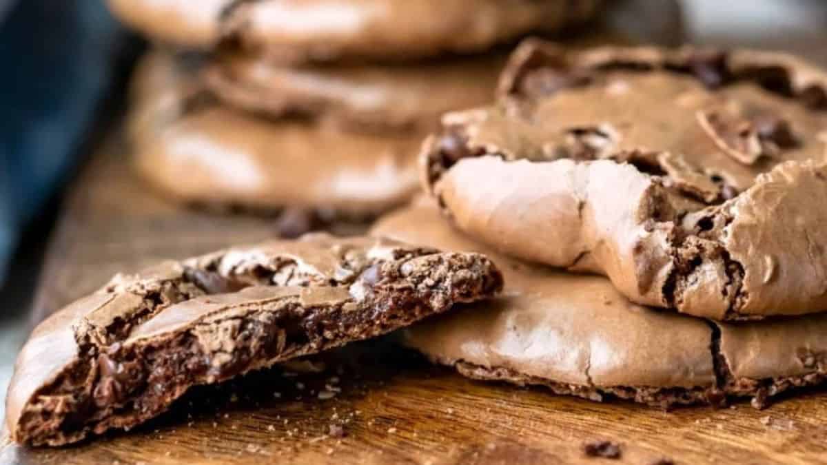 Tempting flourless fudge cookies