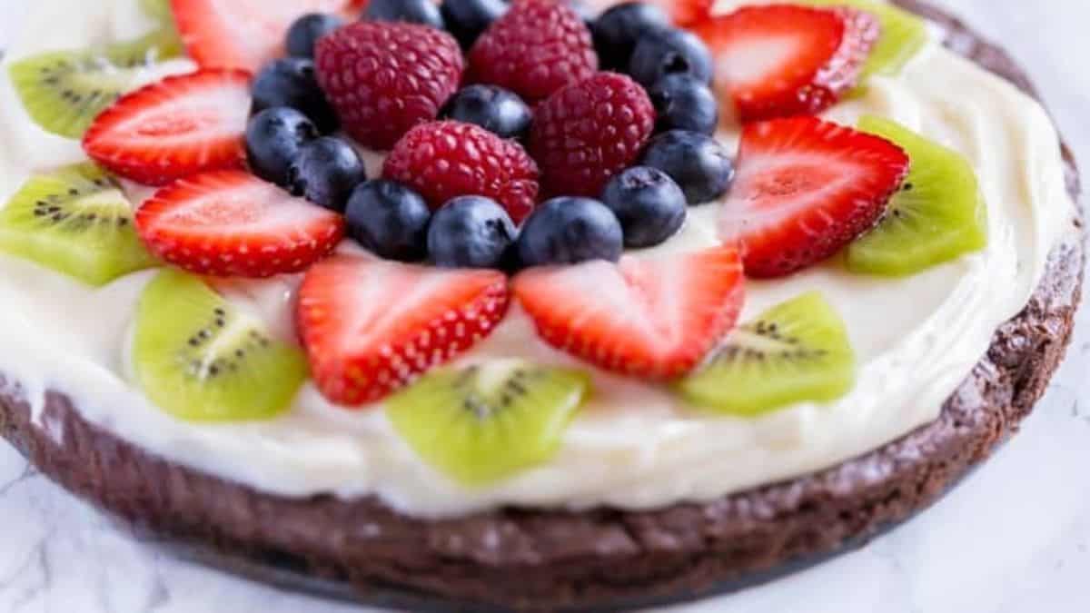 A whole serving of fruit brownie pizza.