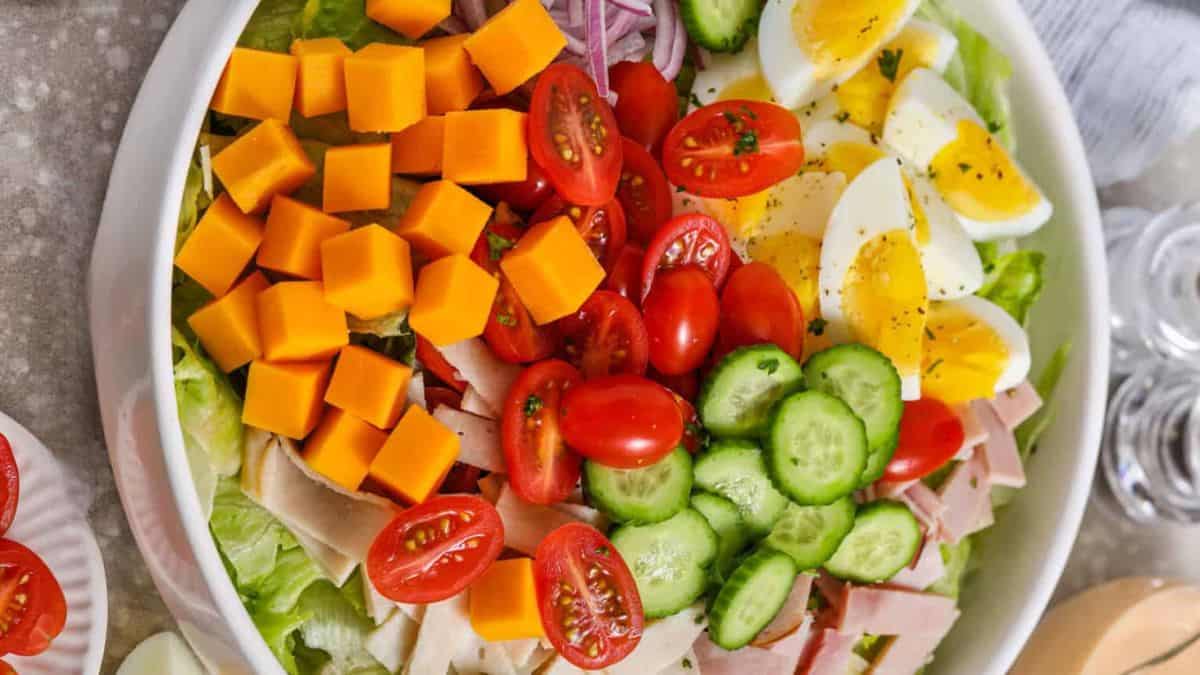 Fresh bowl of chef salad.