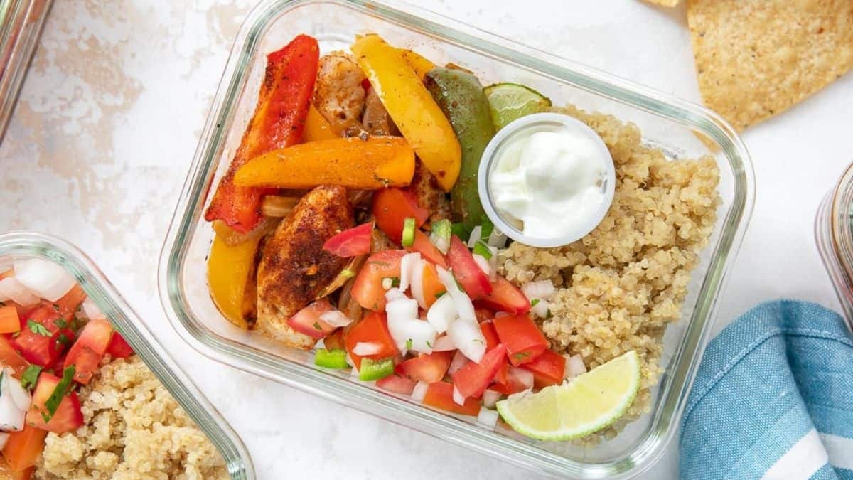 Colorful chicken fajita meal prep.