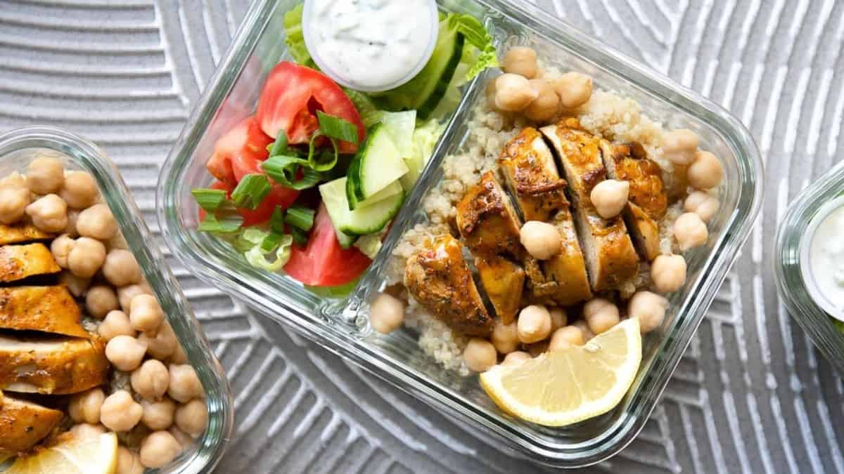 Chicken shawarma quinoa bowls with tomatoes and cucumbers.