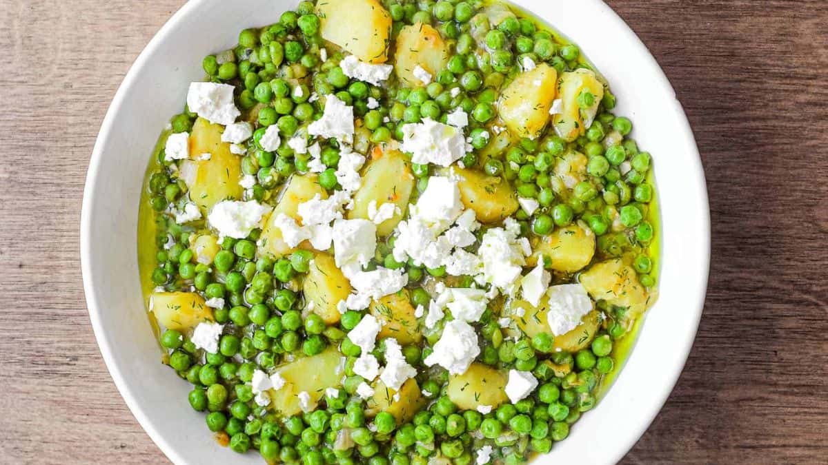 Freshly cooked Arakas Latheros or Greek peas.