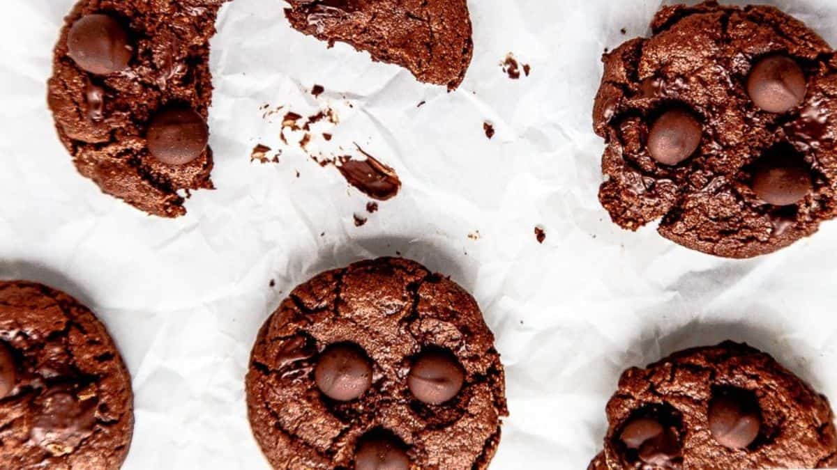 Gluten-free chocolate chip cookies in a cookie pan.