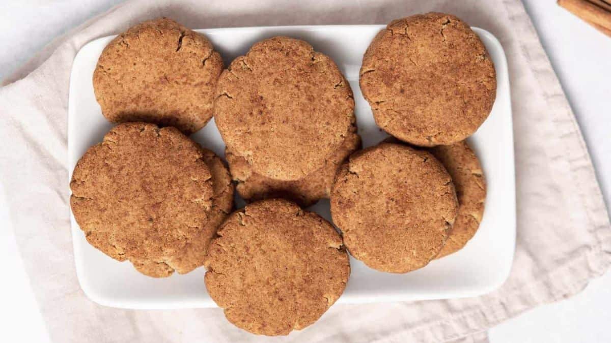 A plate full of snickerdoodle cookies.