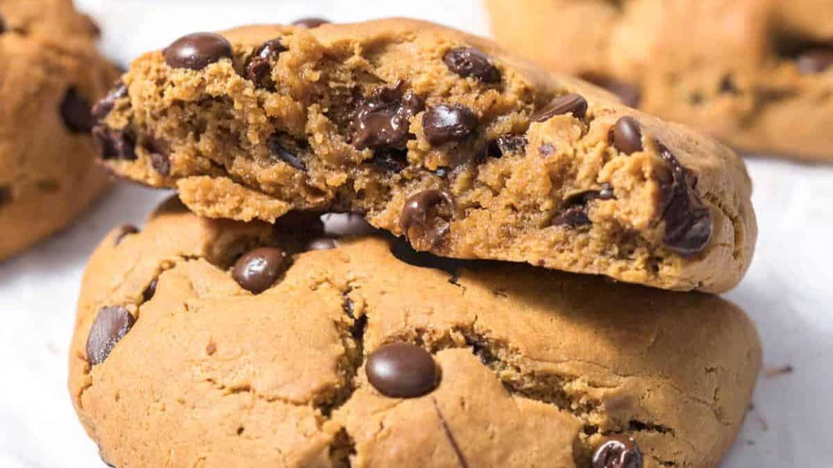 Serving of protein chocolate chip cookies.