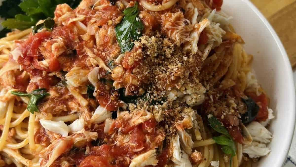 A plate of freshly cooked crab pasta sauce with spaghetti and lump crabmeat.