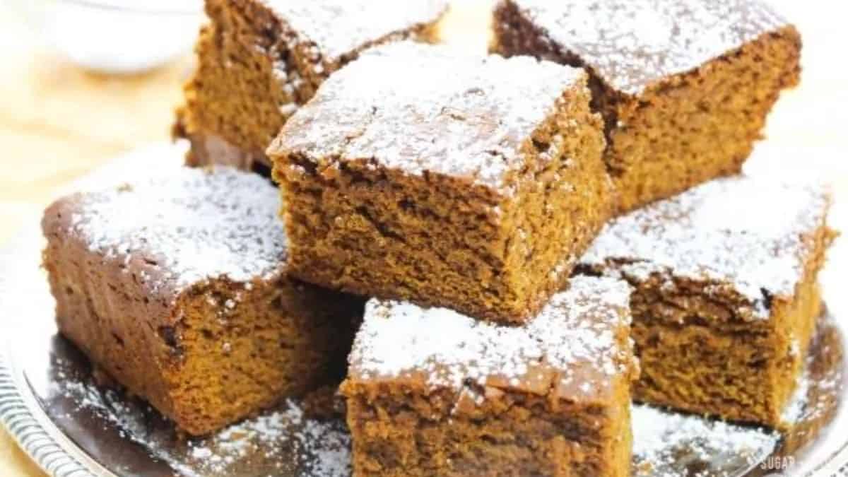 Gingerbread cake slices in squares.
