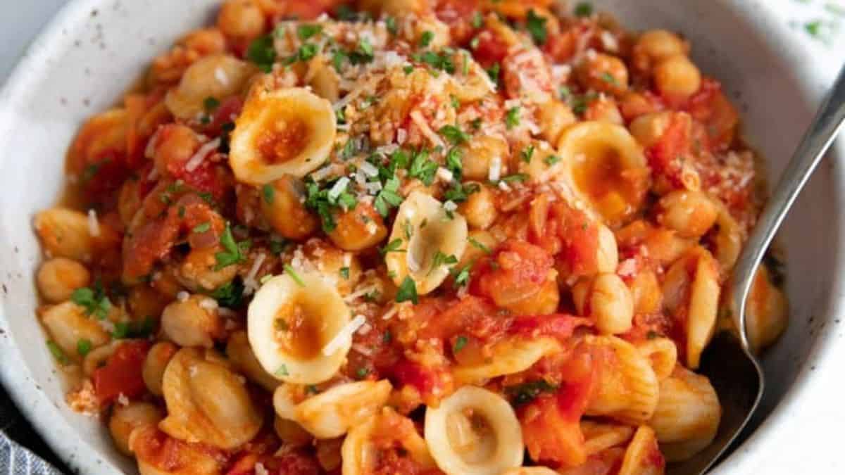 A bowl of pasta e ceci