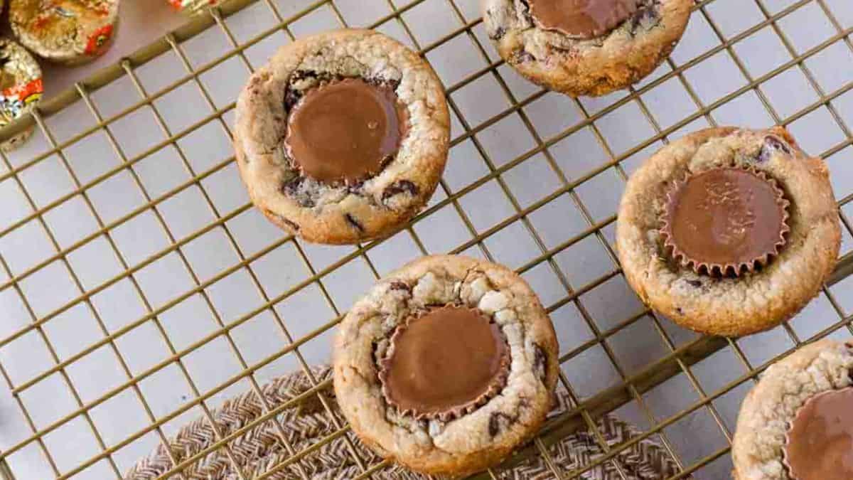 Peanut butter cup cookies in a cooling rack.