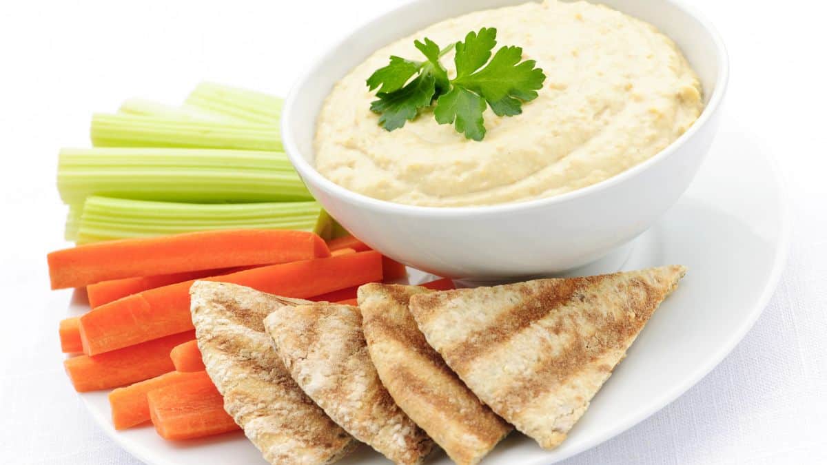hummus with veggies