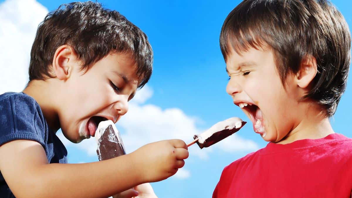 kids eating ice cream