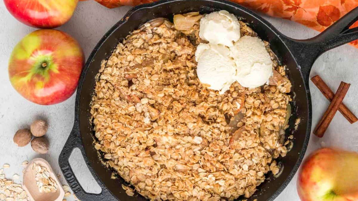 Apple crisp with oats on a skillet.