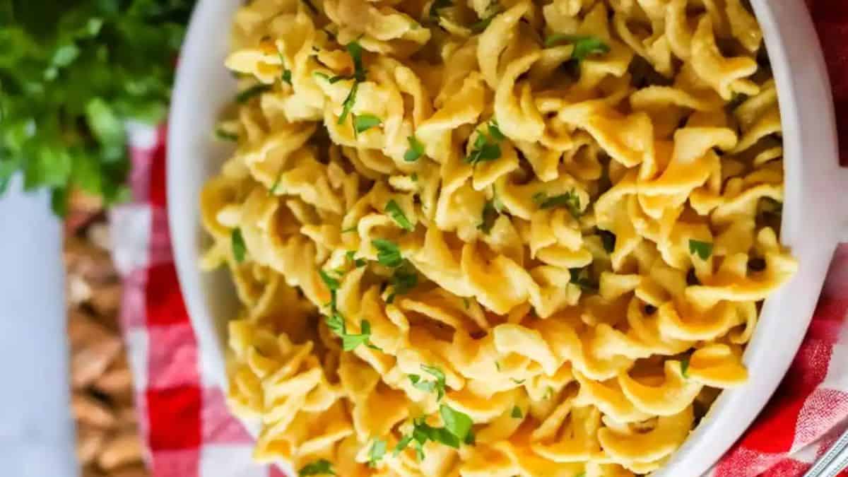A serving of cafeteria noodles in a bowl. 