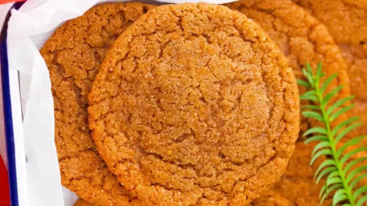 A few pieces of chewy molasses cookies. 