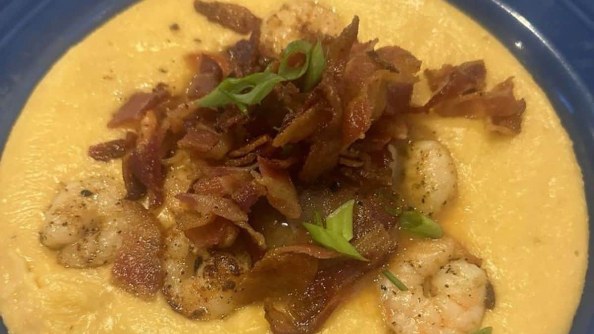 Dee's Hangout's Shrimp and grits