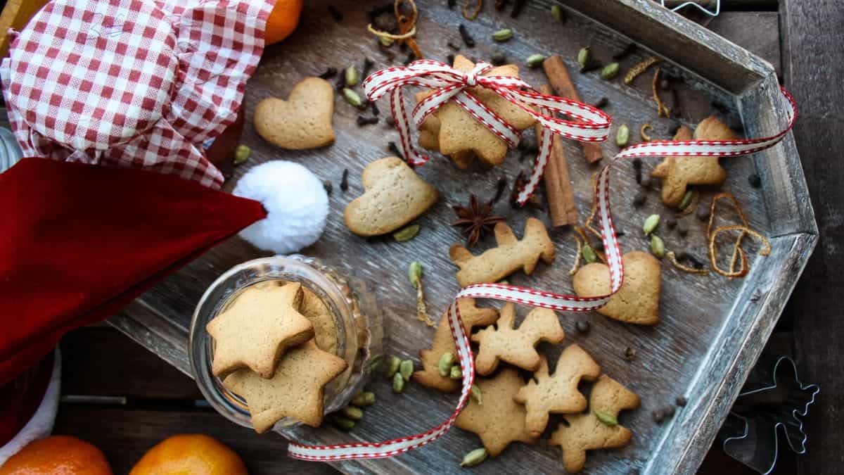 A few pieces of German Christmas cookies: Lebkuchen. 