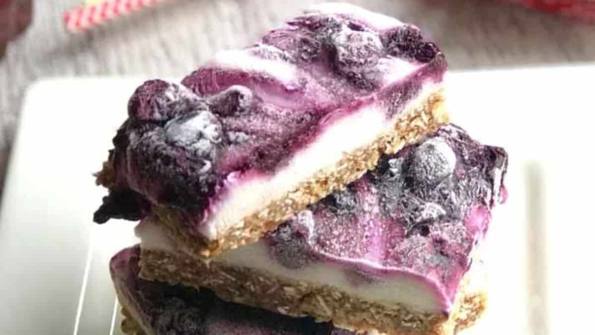 Blueberry swirl frozen yogurt oat bars.