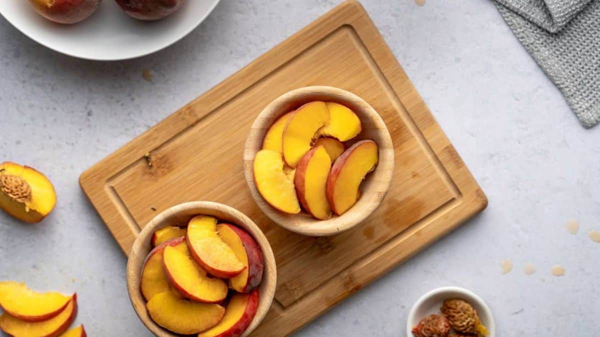 Sliced peaches in a bowl.