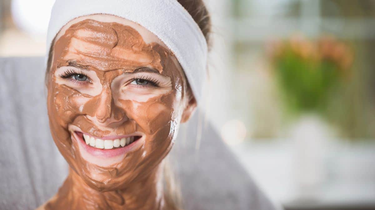woman with chocolate face mask 