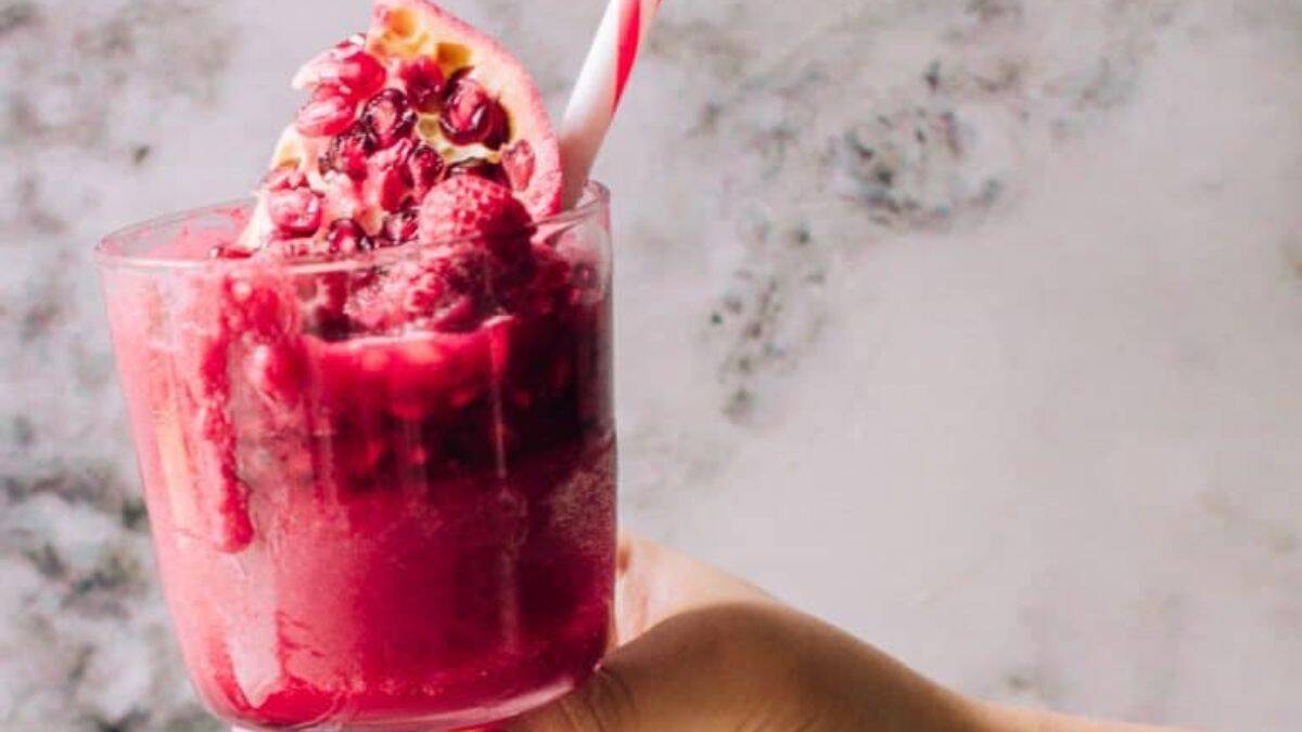 Beet and pomegranate glow smoothie. 