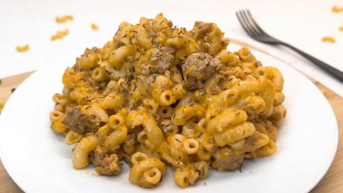 A serving of cheeseburger macaroni on a plate. 