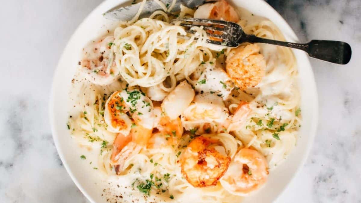 A sumptuous serving of seafood pasta with garlic cream sauce.