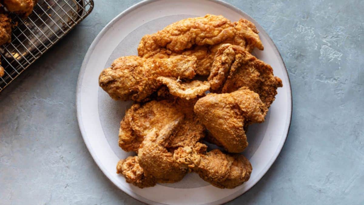 A serving of fried chicken in a plate. 