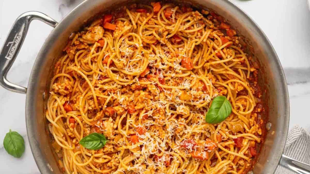 A pot-full of ground chicken spaghetti.