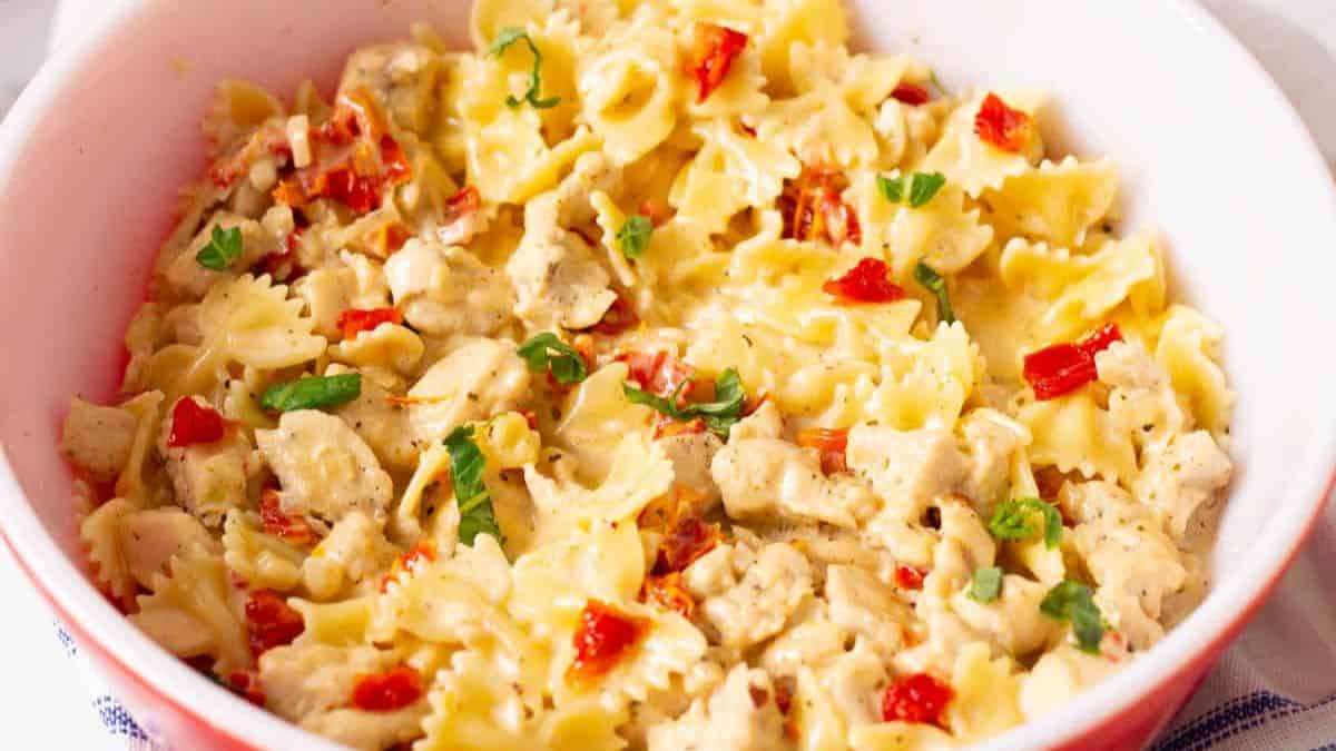 A mouthwatering pot of marry me chicken pasta.