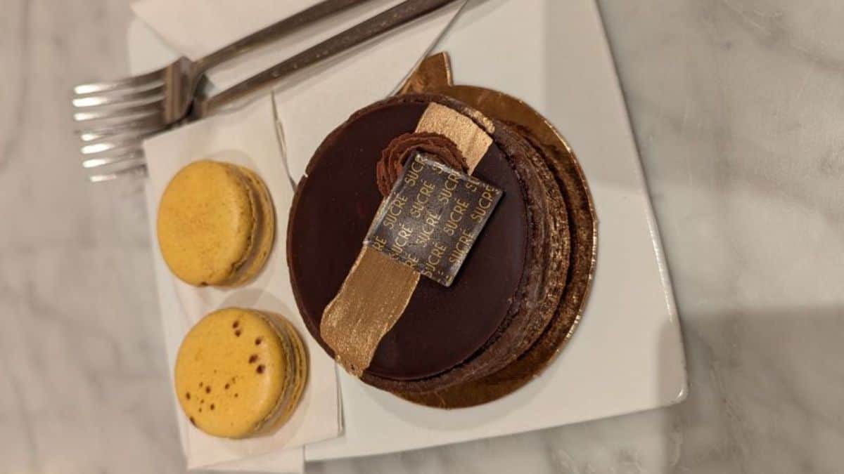 Tart de caramel chocolat and bananas foster macarons

