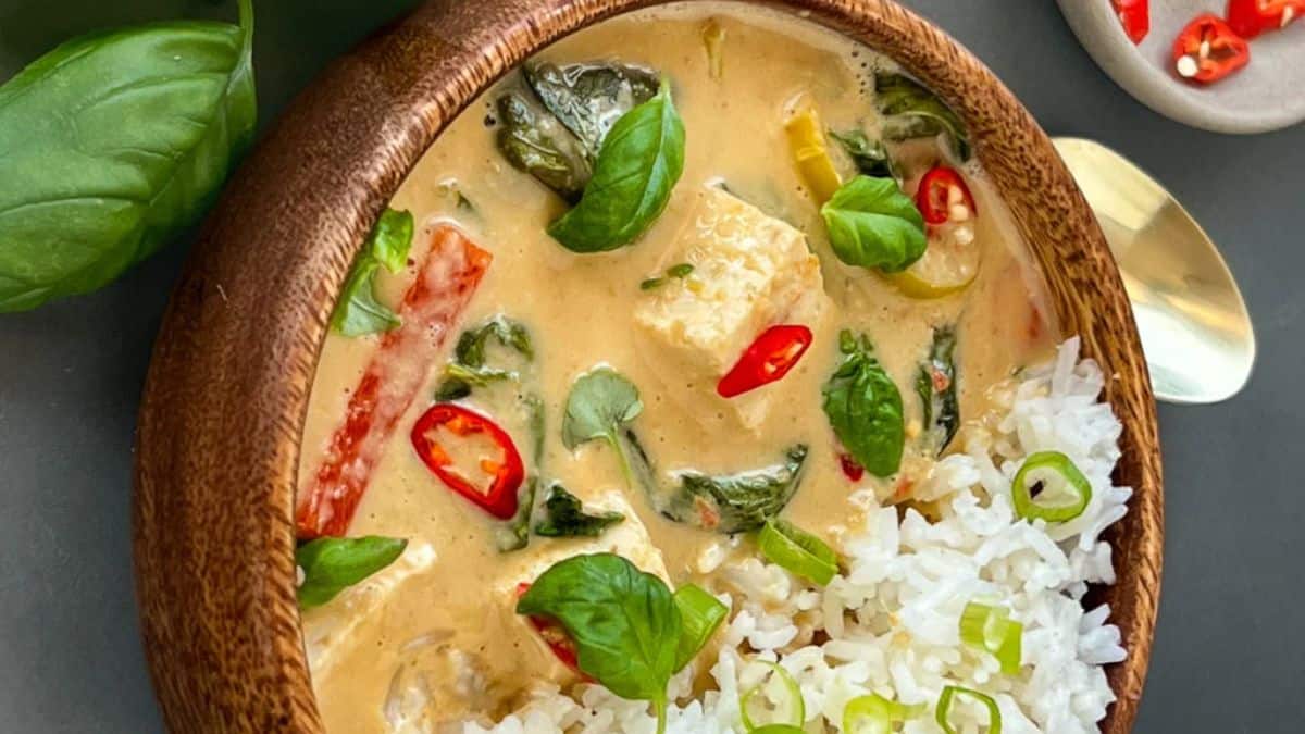 A bowl of Thai Panang with steamed white rice.