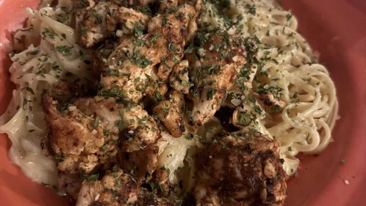 A plate of chicken alfredo.