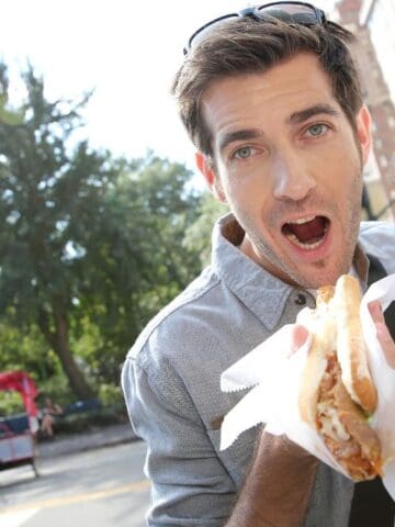 couple eating hot dogs in New York