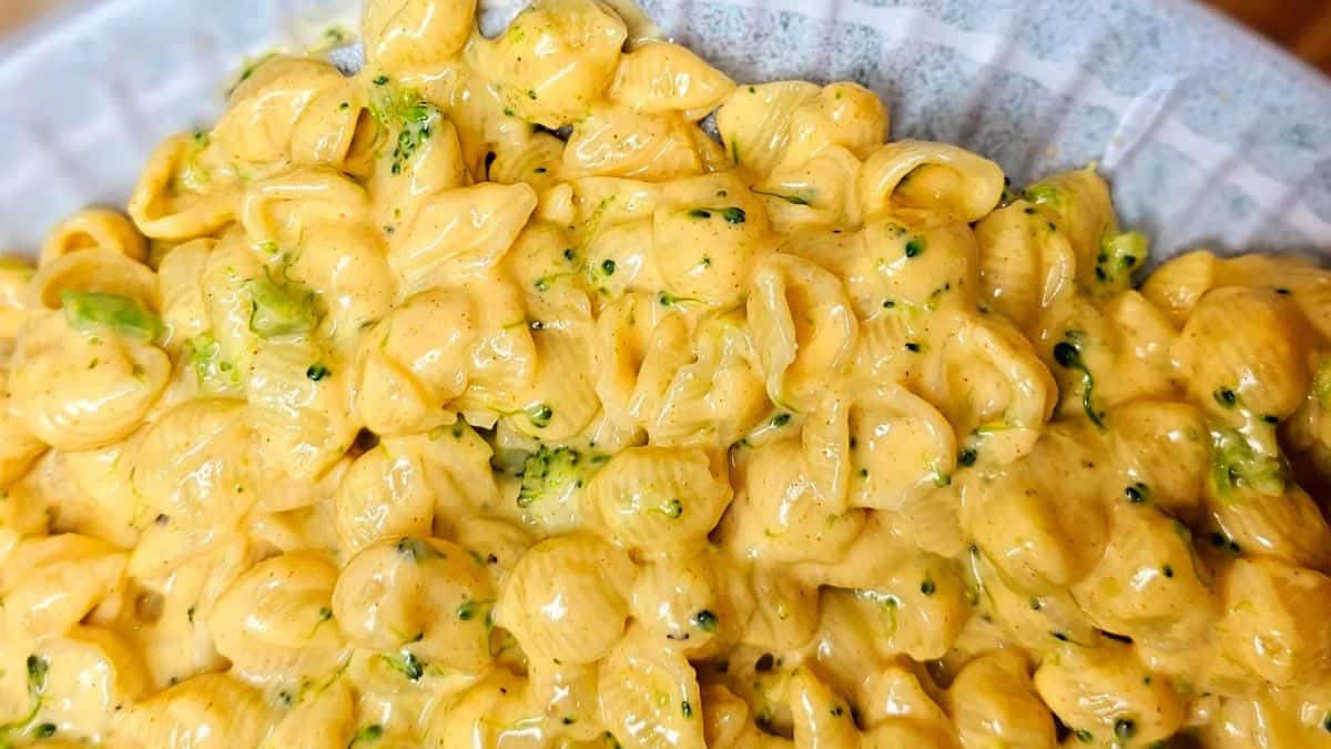 Healthy broccoli mac and cheese