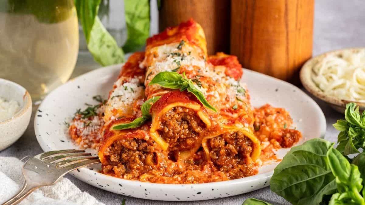 Cannelloni served on a plate.