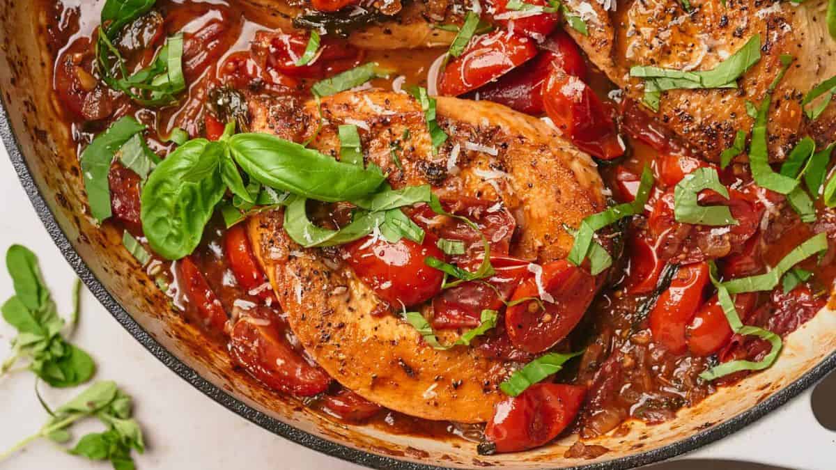 Chicken Pomodoro in a pan.